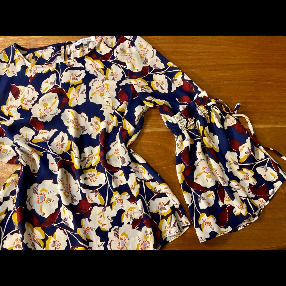 Rose and Olive Floral Fall Blouse. Women’s small